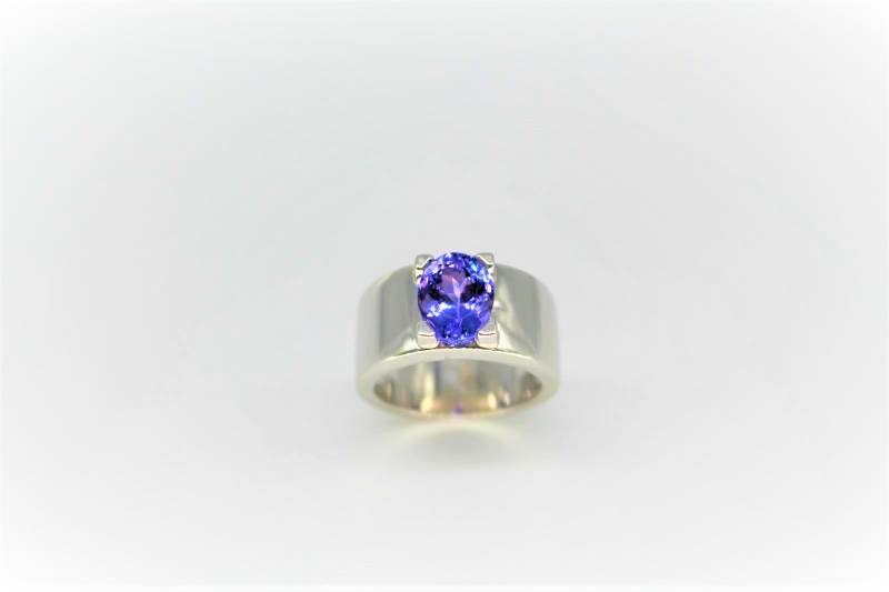 Bague en or gris palladié 18 K sertie d'une tanzanite taille ovale .